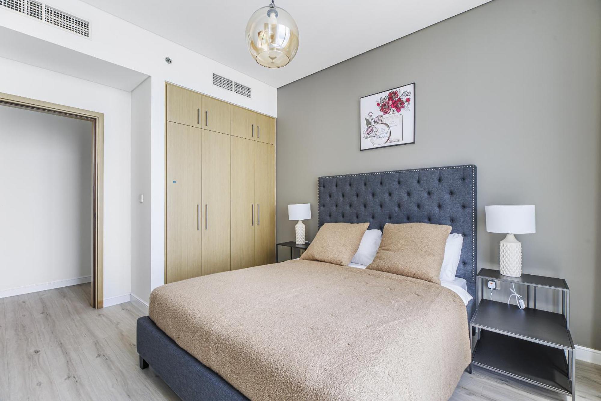 Eden's Homes & - 52-42 Emaar Апартаменти